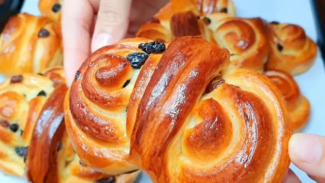 Домашние булочки с изюмом