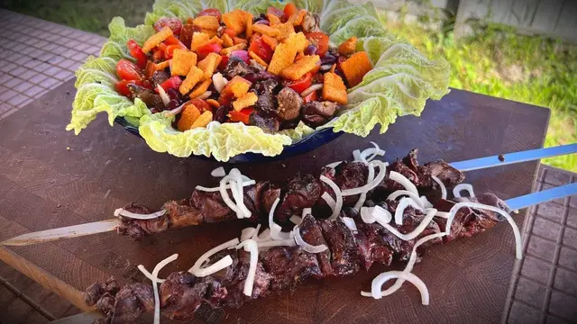 Салат с шашлыком из куриной печени