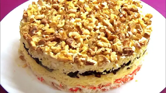 Слоёный салат с крабовыми палочками и черносливом 