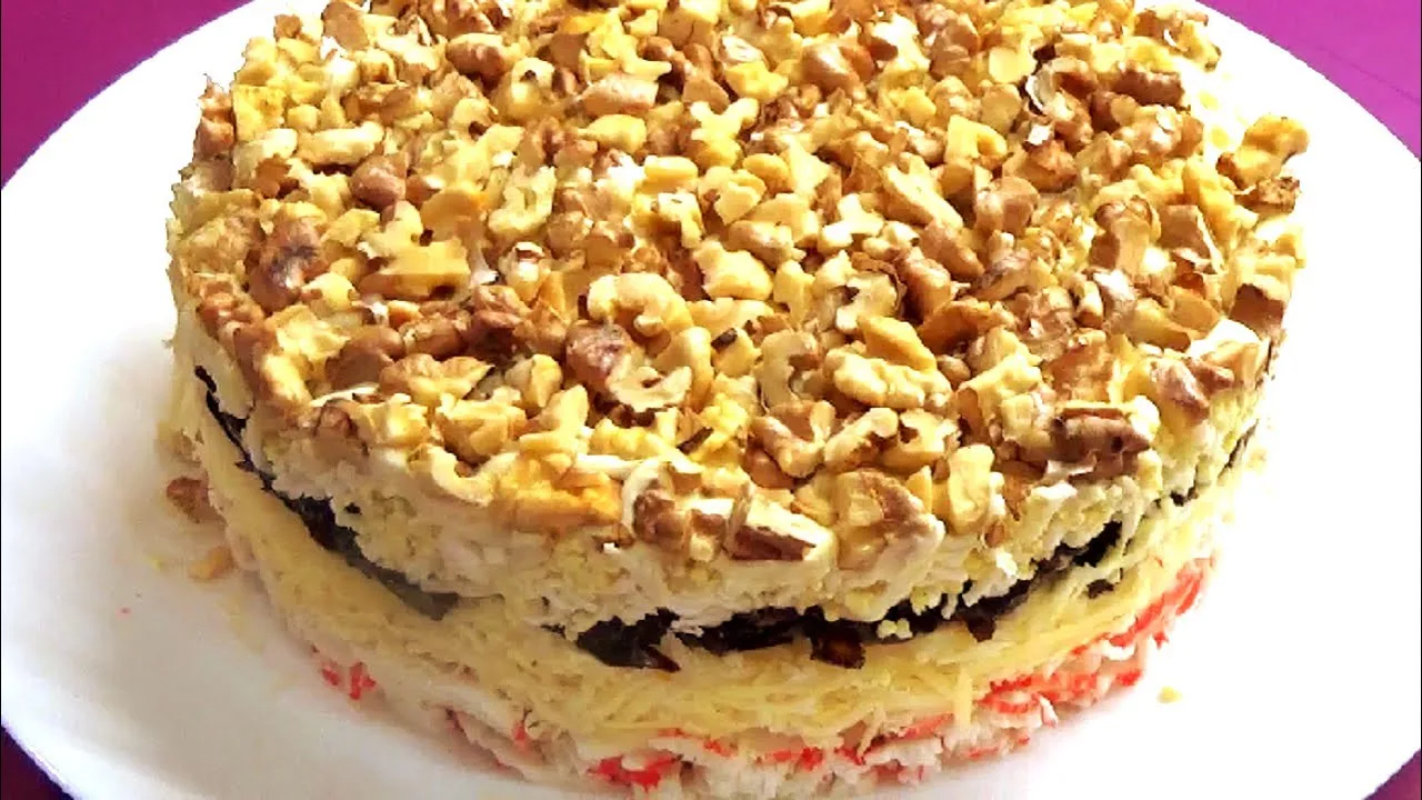 Слоёный салат с крабовыми палочками и черносливом 