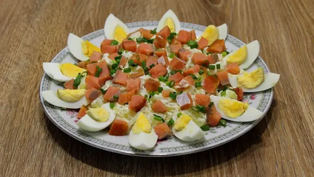 Сытный картофельный салат с яйцом и копченой красной рыбой