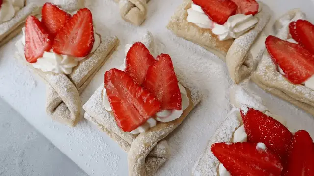 Слойки с кремом и клубникой