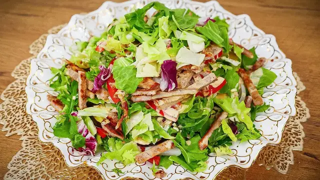 Салат с баклажанами, мясом и помидорами 