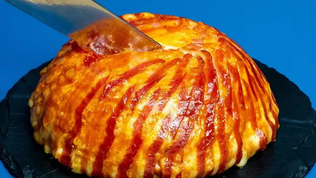 Пирог с беконом, куриным филе и сырным картофельным пюре