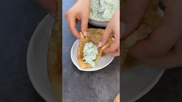 Тонкие блинчики с огурцами