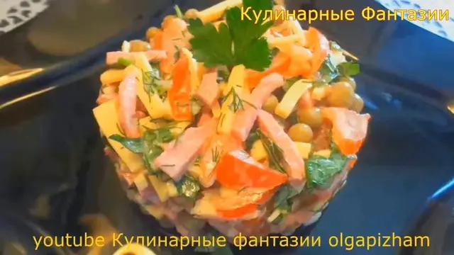 Салат с сыром, колбасой и помидорами 