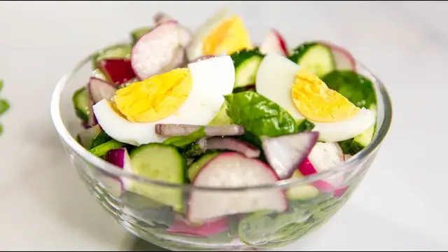 Вкусный и быстрый летний салат из свежих овощей
