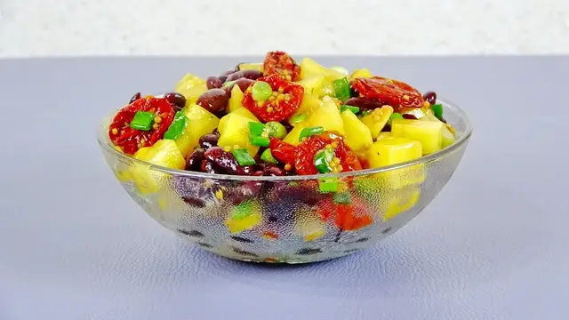 Праздничный салат с фасолью и хурмой