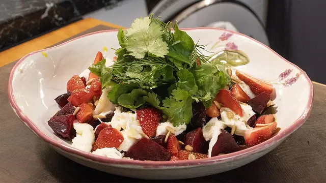 Летний салат из свеклы и клубники
