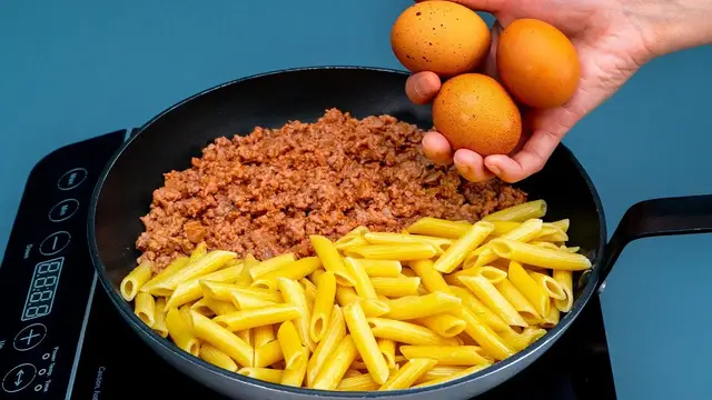 Тарт из пасты, мясного фарша и яиц