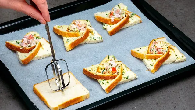 Горячие тосты с ветчиной, сыром и чесночным маслом