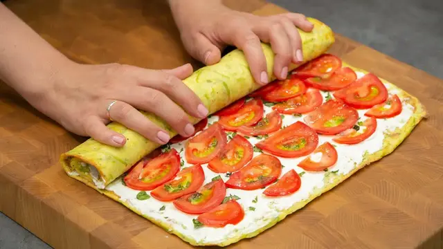 Кабачковый рулет с помидорами