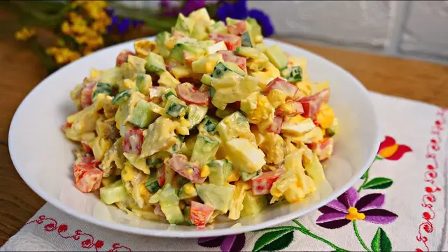 Невероятный салат из рыбных консервов с яйцом и тунцом