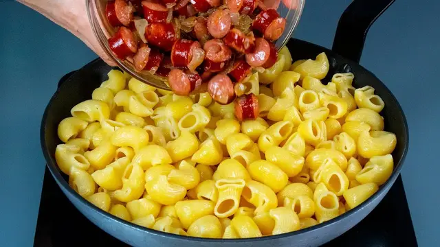 Паста на сковороде с колбасками кабанос