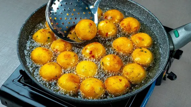 Картофельные шарики с сосисками на сковороде
