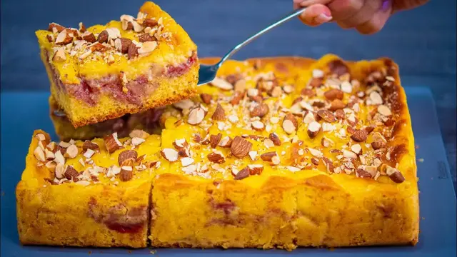 Пирог с кремом и ягодами