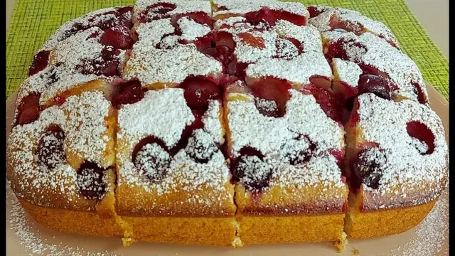 Пирог на кефире с вишней