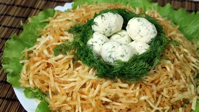 Красивый, вкусный салат Гнездо глухаря