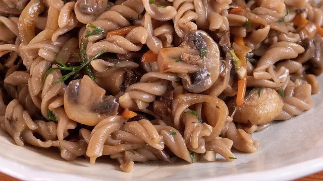 Шампиньоны с макарошками