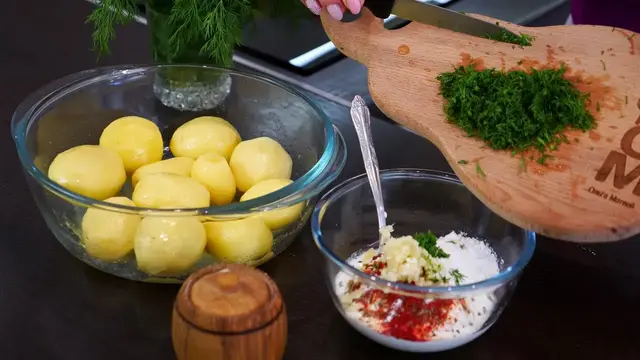 Молодой картофель под сметанным соусом