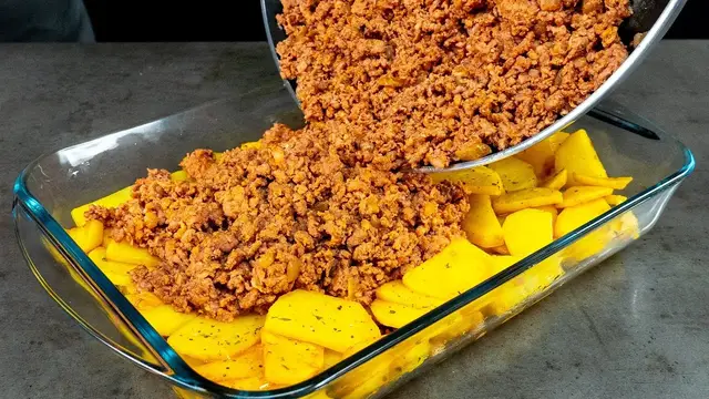 Мясная запеканка с картофелем и томатным соусом