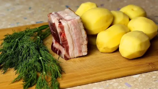 Картошка с салом на сковороде