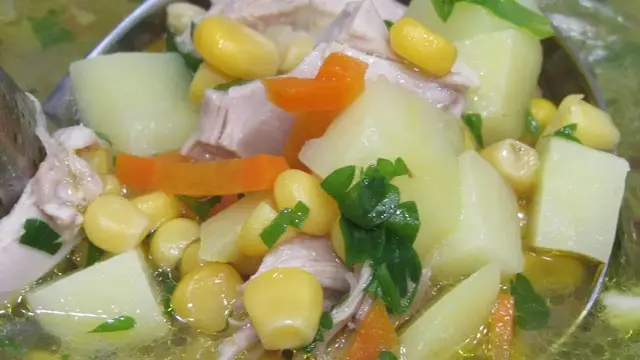 Лёгкий суп с курицей и кукурузой 