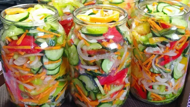 Быстрый и простой салат на зиму из маринованных овощей.