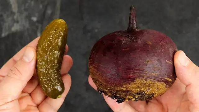 Необычный салат со свеклой и маринованными огурцами