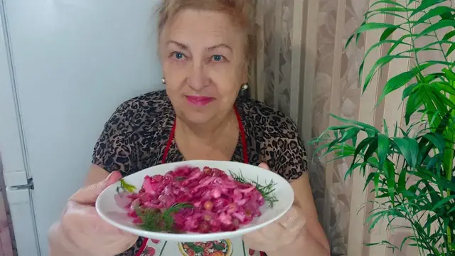 Салат за пару минут из обыкновенной свеклы