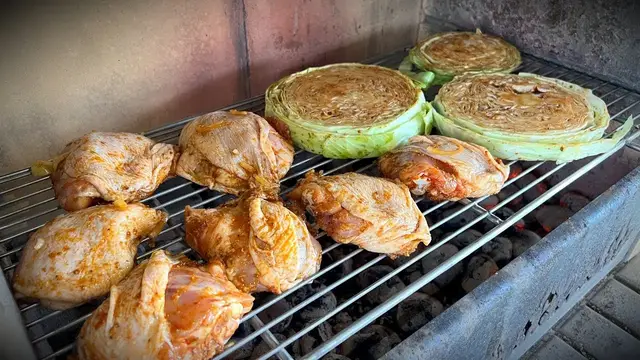 Стейки капусты на мангале с куриными бёдрышками