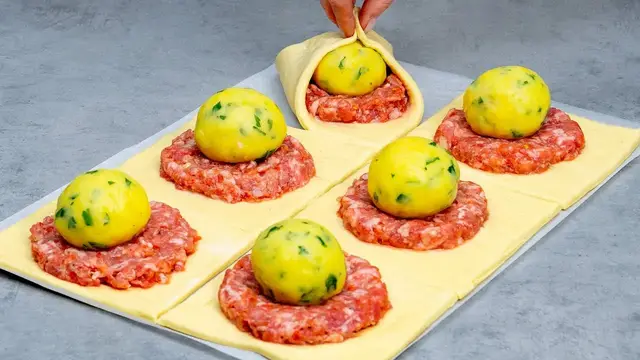 Слоёные пирожки с мясом, картофелем и сыром