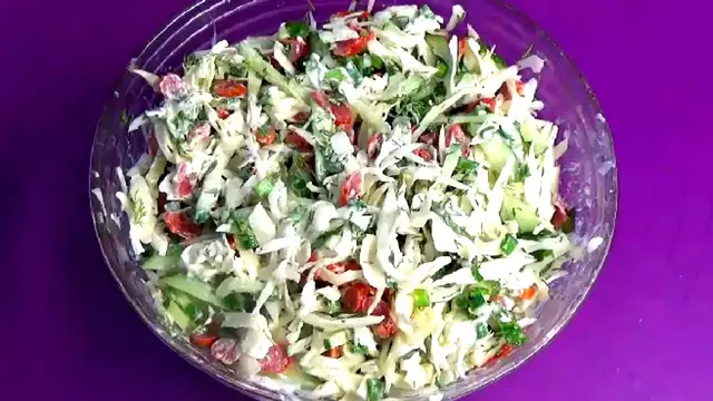Простой салат из капусты, огурца и копченых колбасок