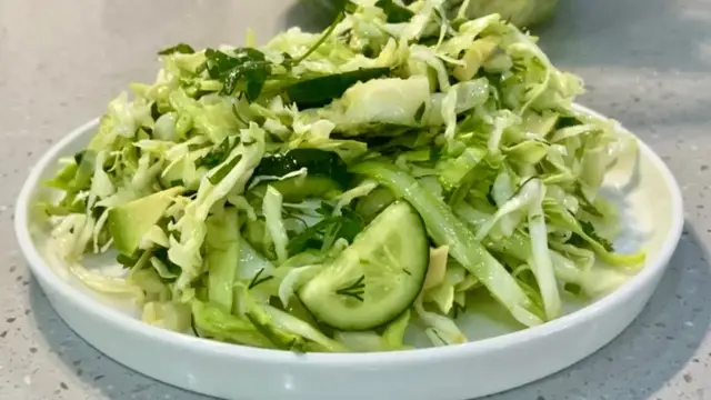 Зелёный салат с капустой