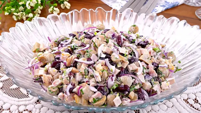 Салат с копченой курицей, грибами и фасолью