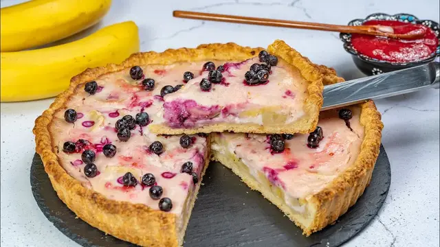 Банановый пирог с вареньем на скорую руку