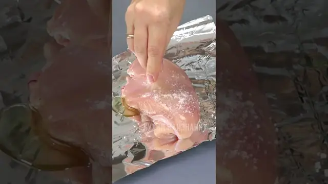Вкусный салат с запеченной курицей
