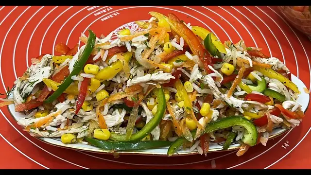 Невероятно вкусный салат с куриной грудкой и сладким перцем