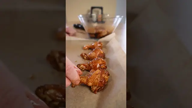 Вкусные и пряные крылышки с соусом барбекю