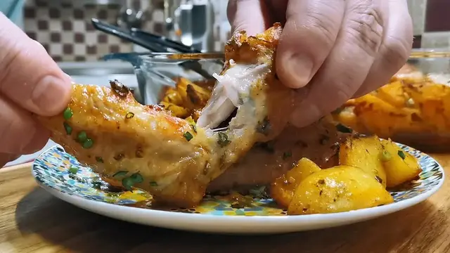 Куриные крылышки с картошкой в духовке 