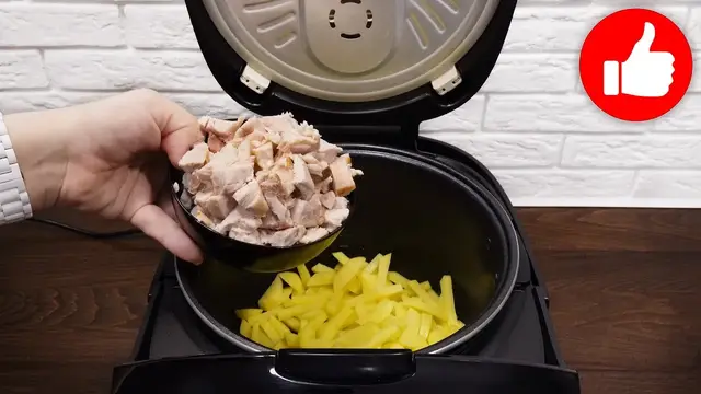 необычный вкусный сырный суп с курицей в мультиварке
