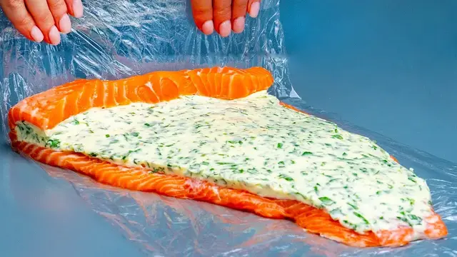 Нежный лосось с начинкой из овощей и зелени на сковороде