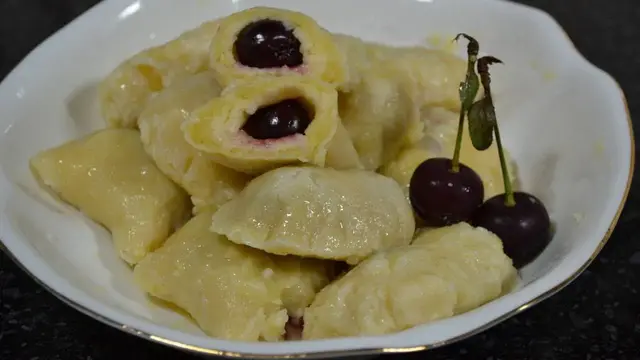 Ленивые вареники с вишней