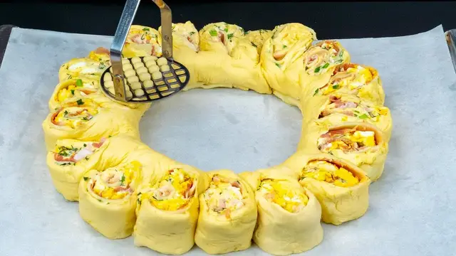 Слоёные пирожки с окороком, сыром и зеленью