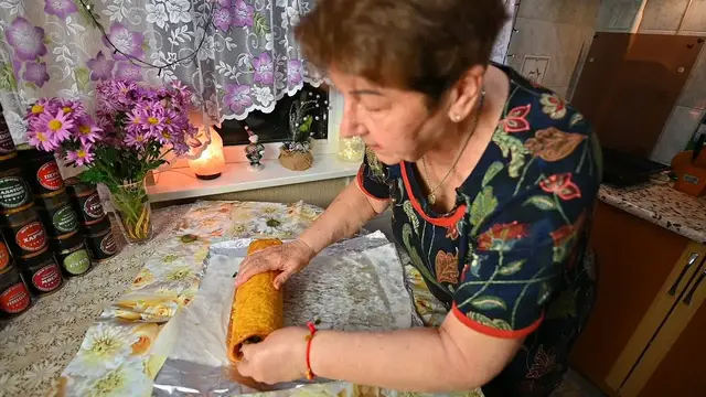 Закусочный рулет с шампиньонами