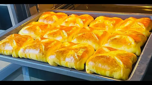 Простые слойки с колбасой и сыром