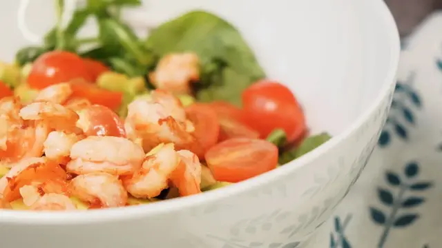 Вкусный салат с креветками и авокадо