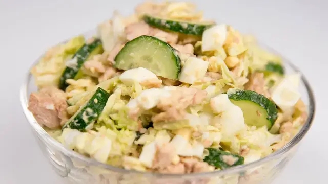Вкусный салат из печени трески и пекинской капусты