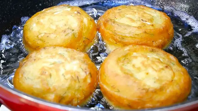 Оладьи на кефире с укропом и яйцом