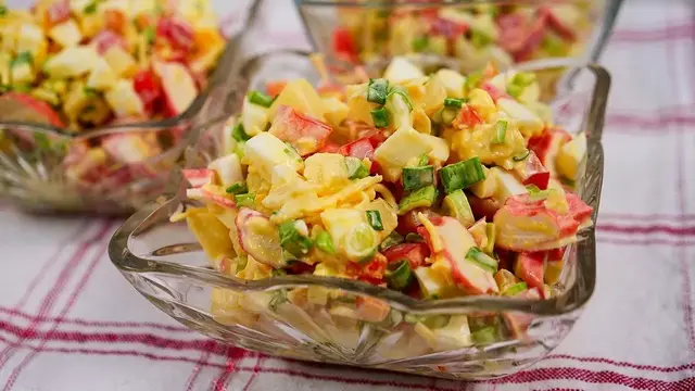 Праздничный салат с крабовыми палочками и ананасами 